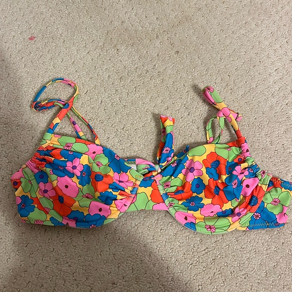 Multi-colorful flowered bikini top